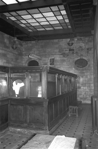 La Caja de Ahorros Provincial, a l'actual edifici de la Fontana d'Or, al carrer Ciutadans. Una sala de recepci&oacute;. 1963
