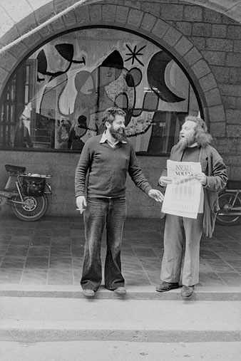 Retrat dels artistes Enric Ansesa i Dami&agrave; Escud&eacute;, a l'exterior de la Fontana d'Or, al carrer Ciutadans, mostrant la portada del diari Avui reclamant l'Estatut. 1977