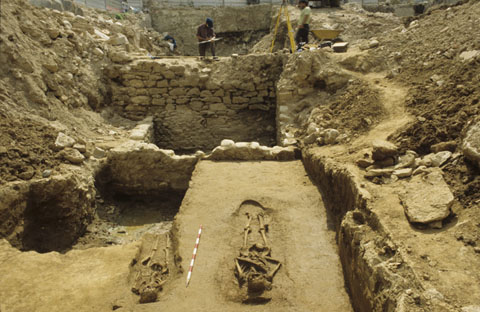 Excavacions al solar de l'antic Hotel dels Italians, al carrer Ciutadans. Esquelets d'&egrave;poca tardo-romana trobats durant l'excavaci&oacute;. 1991