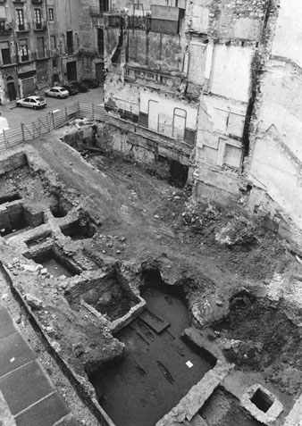 Troballa arqueol&ograve;gica durant les obres d'enderrocament de l'antic Hotel Italians, entre el carrer Ciutadans i la pla&ccedil;a Sant Josep. 1991