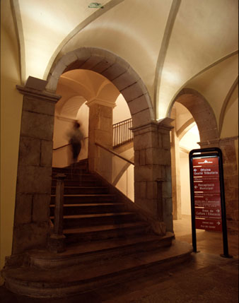 Detall de l'escala principal d'acc&eacute;s a la Oficina de Gesti&oacute; Tribut&agrave;ria i a d'altres oficines municipals rehabilitades a l'antic Hotel del Centre. 1995