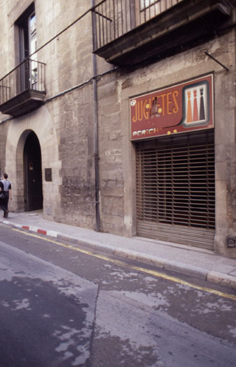 Fa&ccedil;ana de l'establiment comercial Juguetes Perich al carrer Ciutadans. 1990