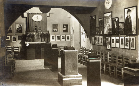 Exposici&oacute; d'un concurs de fotografia de la Schola Orpheonica Gironina, al carrer Ciutadans. 1919