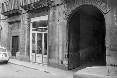 Porta d'acc&eacute;s a la perruqueria de l'hotel Centro, al carrer Ciutadans. A la dreta, el portal de la f&agrave;brica de gel amb el llindar identificatiu. 1972