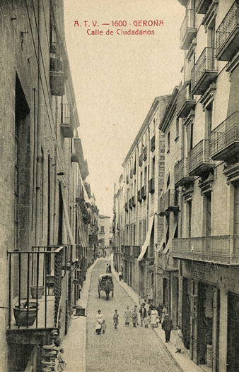 El carrer Ciutadans amb la pla&ccedil;a del Vi al fons. En primer terme, l'establiment de venta de ferros de Josep Puig. 1905