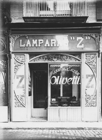 Lamparas Z, comer&ccedil; de m&agrave;quines d'escriure del carrer Ciutadans. Posteriorment es transformaria en l'establiment La Moda. 1930