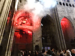 Representaci&oacute; de la Consueta de Sant Jordi cavaller a la nau g&ograve;tica de la Catedral