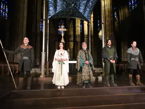 Representaci&oacute; de la Consueta de Sant Jordi cavaller a la nau g&ograve;tica de la Catedral