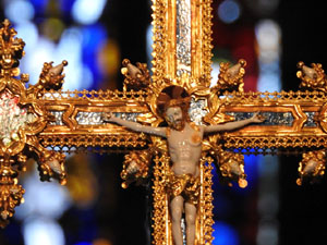 Representaci&oacute; de la Consueta de Sant Jordi cavaller a la nau g&ograve;tica de la Catedral