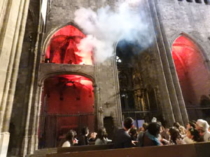 Representaci&oacute; de la Consueta de Sant Jordi cavaller a la nau g&ograve;tica de la Catedral