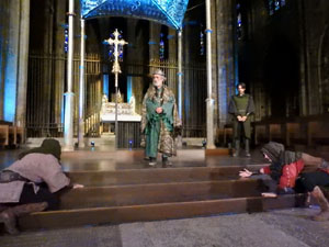 Representaci&oacute; de la Consueta de Sant Jordi cavaller a la nau g&ograve;tica de la Catedral