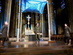 Representaci&oacute; de la Consueta de Sant Jordi cavaller a la nau g&ograve;tica de la Catedral