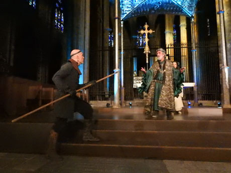 Representaci&oacute; de la Consueta de Sant Jordi cavaller a la nau g&ograve;tica de la Catedral