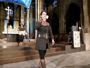 Representaci&oacute; de la Consueta de Sant Jordi cavaller a la nau g&ograve;tica de la Catedral
