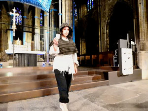 Representaci&oacute; de la Consueta de Sant Jordi cavaller a la nau g&ograve;tica de la Catedral