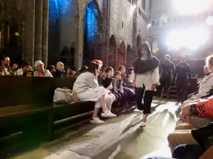 Representaci&oacute; de la Consueta de Sant Jordi cavaller a la nau g&ograve;tica de la Catedral