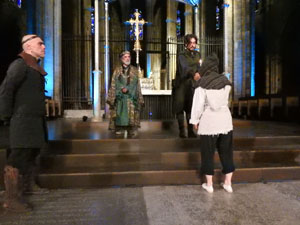 Representaci&oacute; de la Consueta de Sant Jordi cavaller a la nau g&ograve;tica de la Catedral