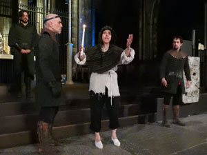 Representaci&oacute; de la Consueta de Sant Jordi cavaller a la nau g&ograve;tica de la Catedral