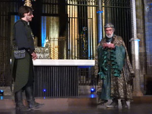 Representaci&oacute; de la Consueta de Sant Jordi cavaller a la nau g&ograve;tica de la Catedral