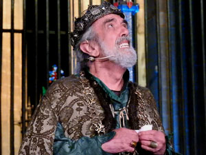 Representaci&oacute; de la Consueta de Sant Jordi cavaller a la nau g&ograve;tica de la Catedral