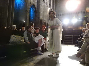 Representaci&oacute; de la Consueta de Sant Jordi cavaller a la nau g&ograve;tica de la Catedral