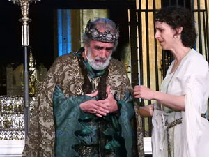 Representaci&oacute; de la Consueta de Sant Jordi cavaller a la nau g&ograve;tica de la Catedral
