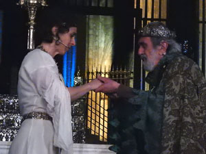Representaci&oacute; de la Consueta de Sant Jordi cavaller a la nau g&ograve;tica de la Catedral