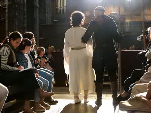 Representaci&oacute; de la Consueta de Sant Jordi cavaller a la nau g&ograve;tica de la Catedral