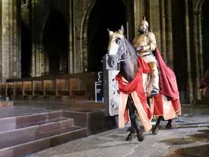 Representaci&oacute; de la Consueta de Sant Jordi cavaller a la nau g&ograve;tica de la Catedral