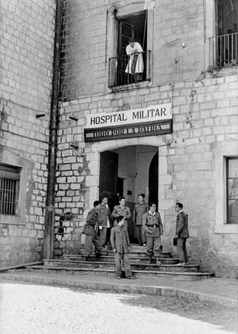 Grup de soldats a l'entrada de l'hospital militar al convent de la Merc&egrave;. 1956