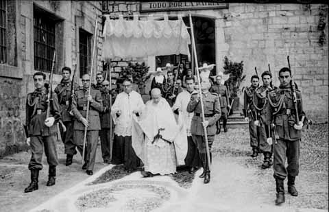 Comuni&oacute; de Pasqua a l'Hospital Militar. Sortida del bisbe, Josep Cartany&agrave; Ingl&eacute;s, amb el seguici militar. 1950