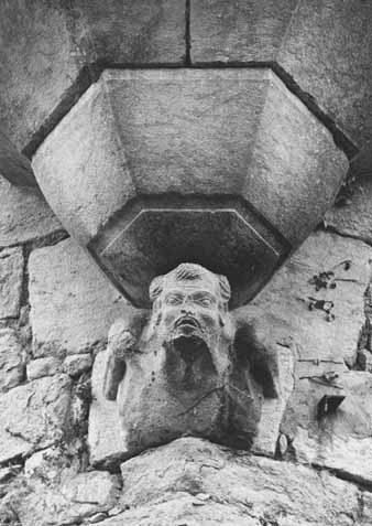 Relleu de cap sota la garita de la muralla de les Pedreres. Probablement formava part d'algun detall escult&ograve;ric de l'antic convent de la Merc&egrave;. 1985