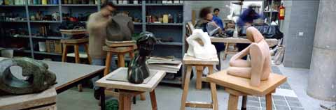 Alumnes assistint als tallers d'escultura al Centre Cultural de la Merc&agrave;. 1993