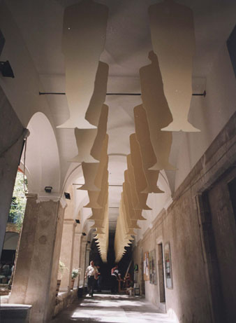 Muntatge d'Enric Giralt al sostre del claustre del convent de la Merc&egrave;. 1994