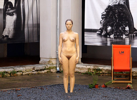 Exposici&oacute; Temps de Foto. Escultura de Gerard Mas al claustre del Centre Cultural de la Merc&agrave;. 2018