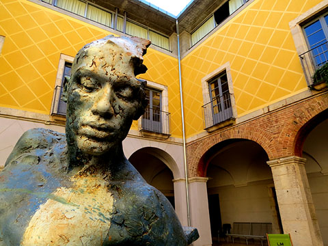Escultura d'Eudald de Juana G&oacute;rriz al claustre del Centre Cultural de la Merc&agrave;. 2019