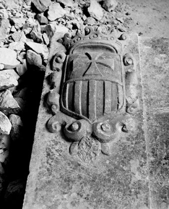 Detall d'un escut esculpit en pedra al convent de la Merc&egrave;. 1976