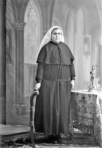 Retrat d'estudi de la postulant Cec&iacute;lia Aguilera, de les Germanes de Sant Josep. 1929