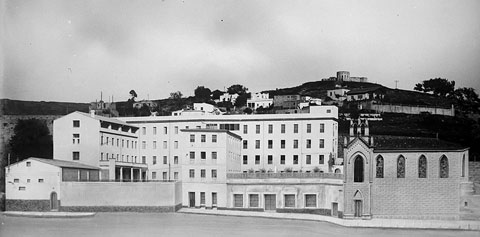 Vista del convent de les Religioses de Sant Josep i la seva esgl&eacute;sia amb la muntanya de les Pedreres i la torre d'Alfons XII al fons. 1931