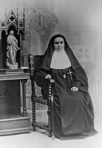 Retrat d'estudi d'Assumpci&oacute; Pigem, superiora general de les Germanes de Sant Josep. 1934