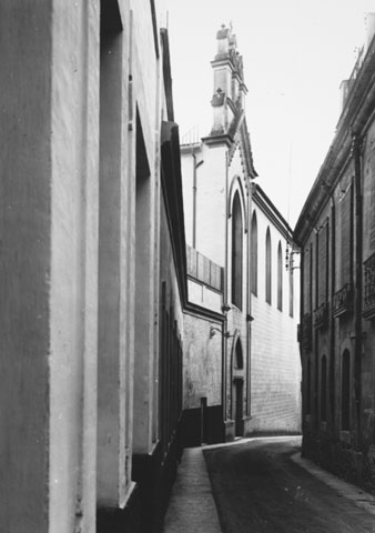 Convent de les Religioses de Sant Josep, conegudes com les Vetlladores. Vista de la fa&ccedil;ana principal des del carrer del Portal Nou. 1931