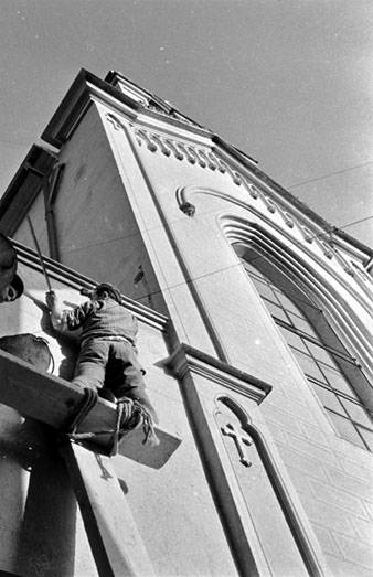 Tasques de manteniment a la fa&ccedil;ana de l'esgl&eacute;sia del convent de Sant Josep, al carrer Portal Nou. 1960