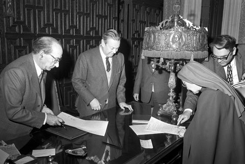 Signatura de la compra d'una finca r&uacute;stica a les monges Vetlladores de Sant Josep per l'Ajuntament de Girona. Una monja signa el document davant l'alcalde de al ciutat, Josep Bonet Cuff&iacute;. 1972