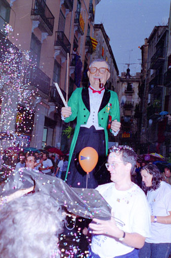 Cercavila de bateig dels gegants Xavier Cugat i la Musa de la M&uacute;sica al carrer de la Cort Reial. 1993