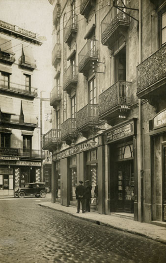 L'establiment de Fotografia Lux i la Llibreria Escolar. Al fons, la farm&agrave;cia Roca. 1930