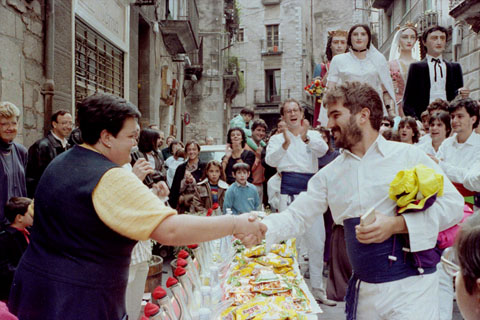 Trobada de gegants durant les Fires de Sant Narc&iacute;s. La propiet&agrave;ria de la Granja Mora, Carme Ribas Mora, ofereix un aperitiu als participants a davant del seu establiment comercial, amb motiu del cinquant&egrave; aniversari de la Granja. 1989