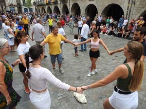 Diada Nacional 2023. Ballada de sardanes a la pla&ccedil;a del Vi