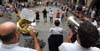Ballada de sardanes a la pla&ccedil;a del Vi