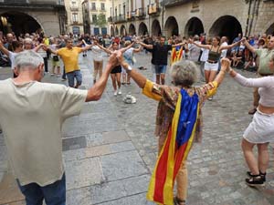 Diada Nacional 2023. Ballada de sardanes a la pla&ccedil;a del Vi