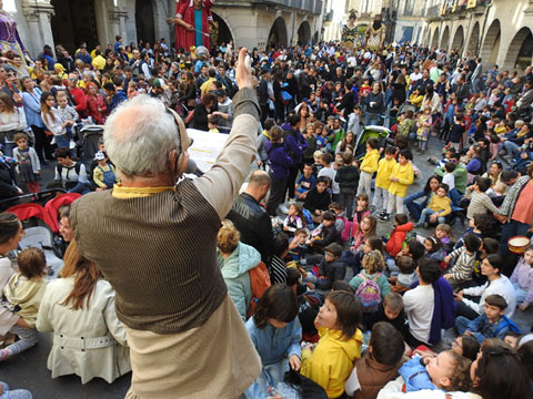 La pla&ccedil;a del Vi durant la presentaci&oacute; dels gegants
